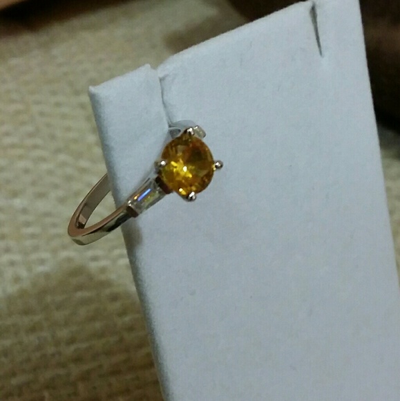 1.50 Carat Yellow Round Cut Gen Sapphire. - Picture 3 of 4